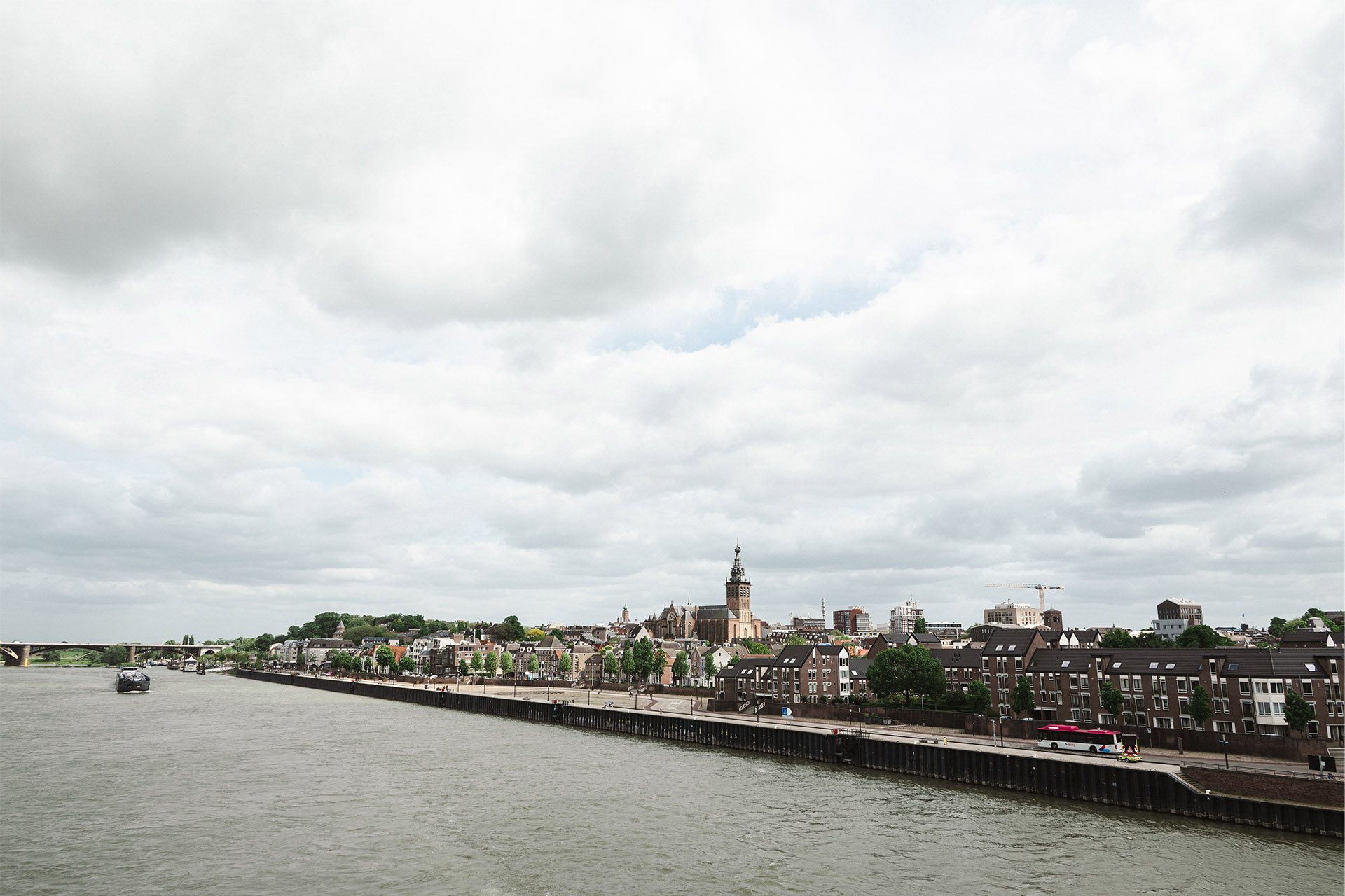 wijde landschapsfoto waalkade